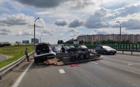 На МКАД у «Volkswagen» занесло прицеп, в результате ДТП