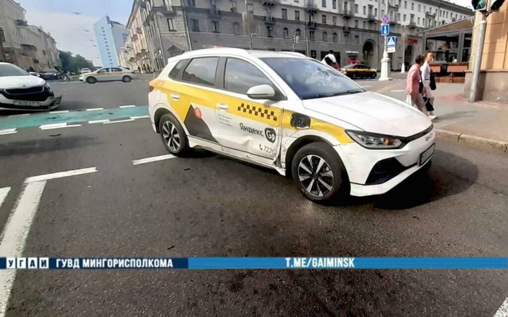 Две машины такси столкнулись на Независимости (ВИДЕО АВАРИИ)