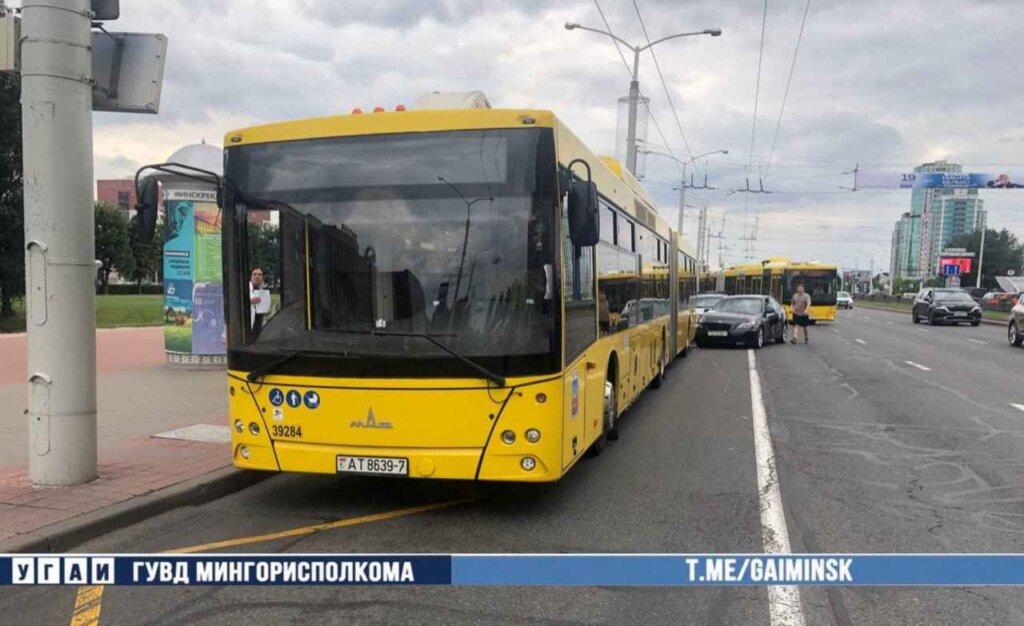На Дзержинского BMW врезался в автобус (ВИДЕО)
