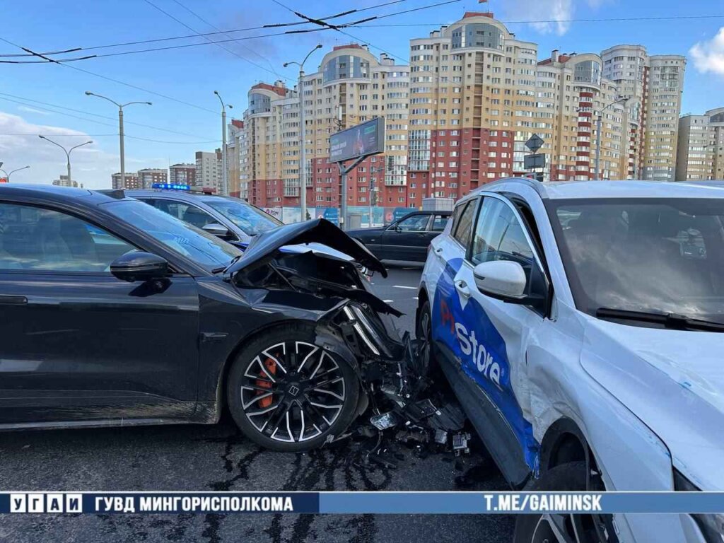 На Дзержинского авария с тремя автомобилями - один перевернулся (ВИДЕО)