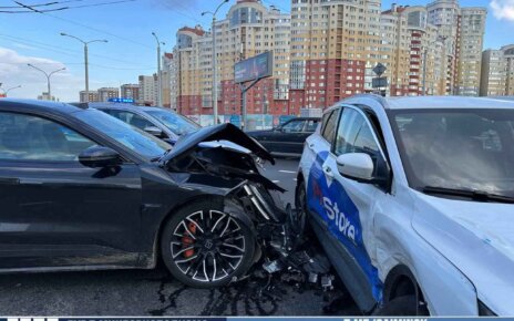 На Дзержинского авария с тремя автомобилями - один перевернулся (ВИДЕО)