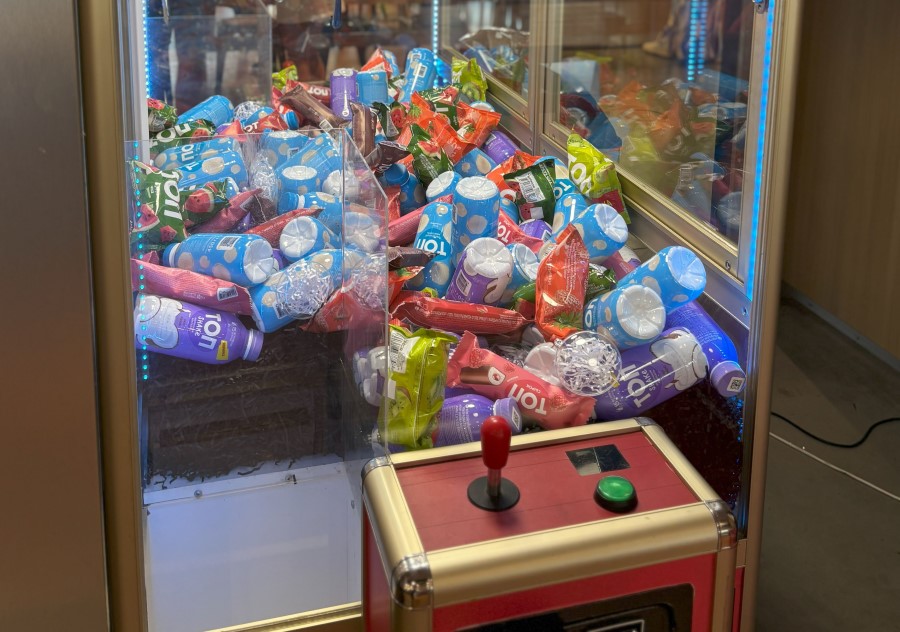 В Минске появились бесплатные игровые автоматы-хватайки с продуктами вместо игрушек