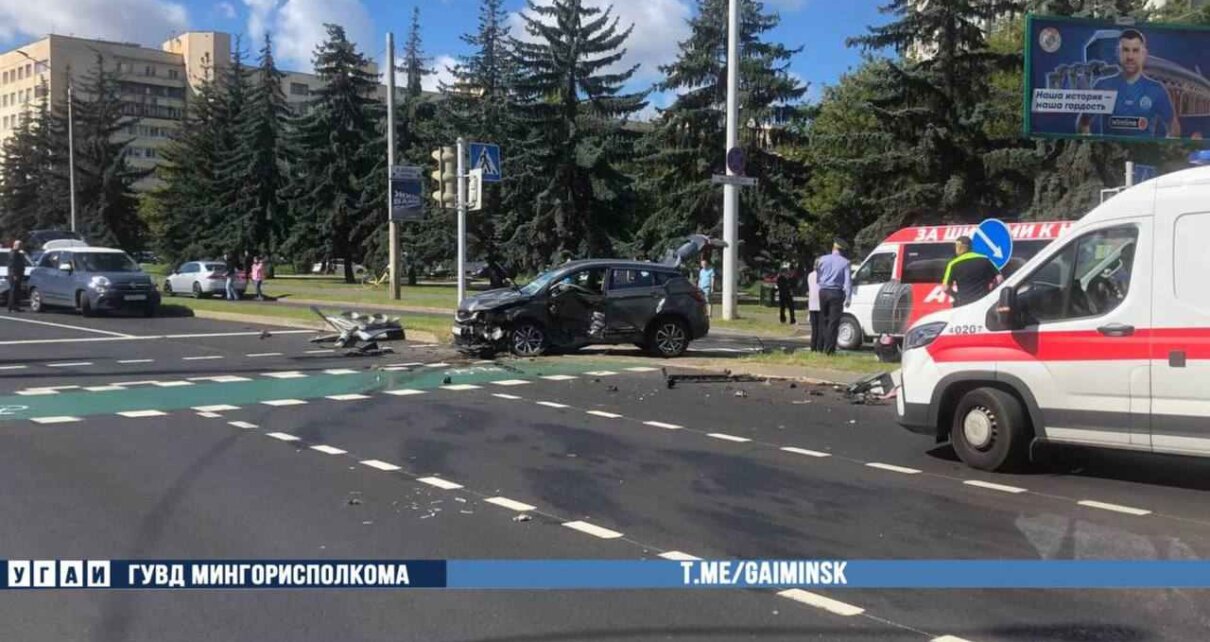 На Логойском тракте авария с машиной ГАИ и легковушкой