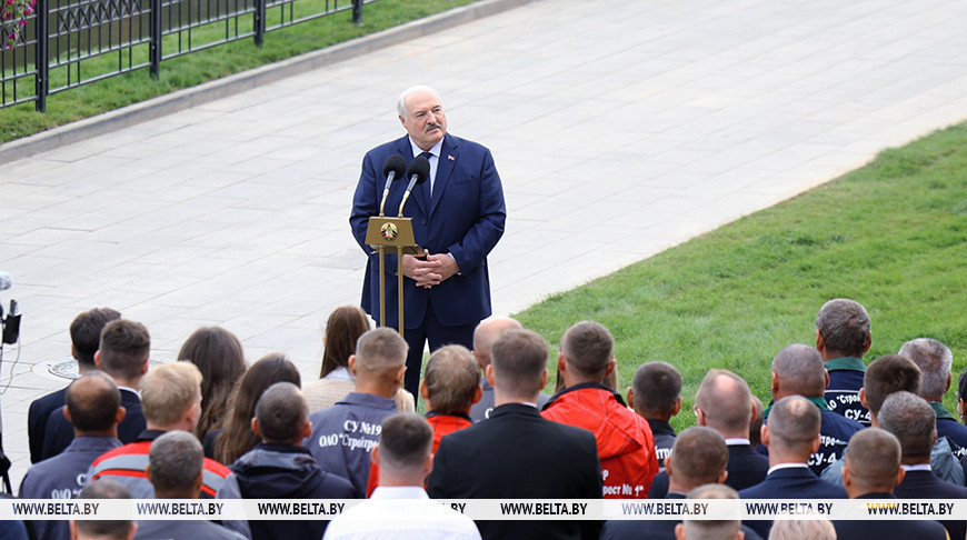 Лукашенко дал совет, как не болеть: ходить босиком и заниматься спортом