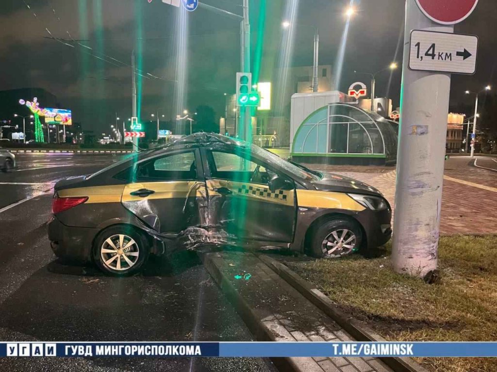 На Дзержинского таксист врезался в столб