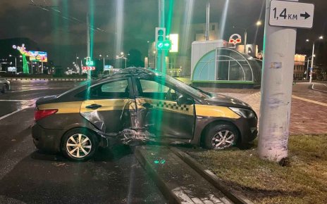 На Дзержинского таксист врезался в столб