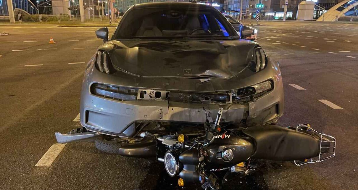 Мотоциклист проехал на красный и утроил аварию на Игуменском тракте