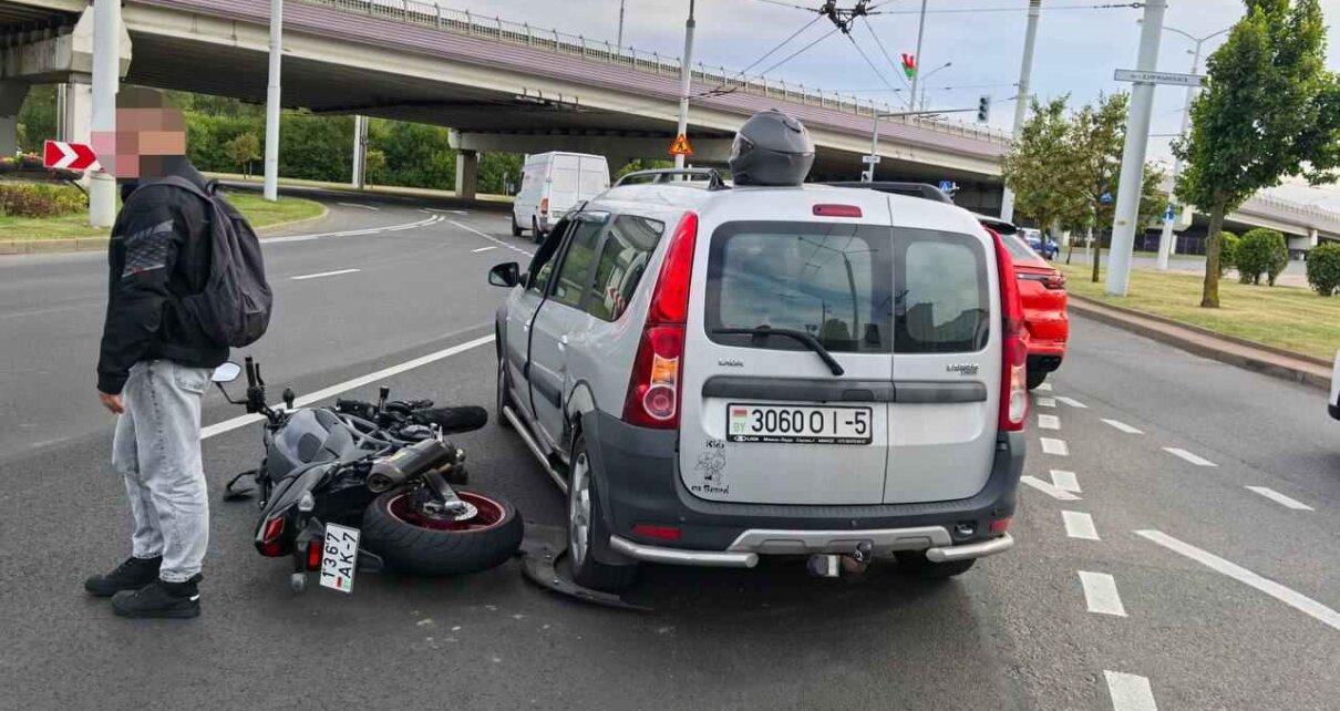 На проспекте Жукова авария с мотоциклом