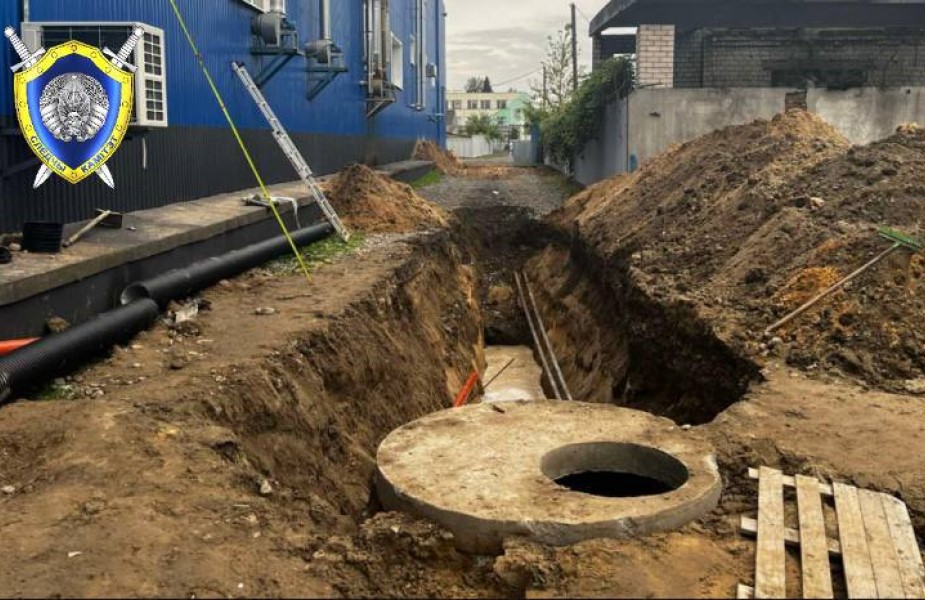 В Бобруйске рабочего засыпало грунтом в траншее