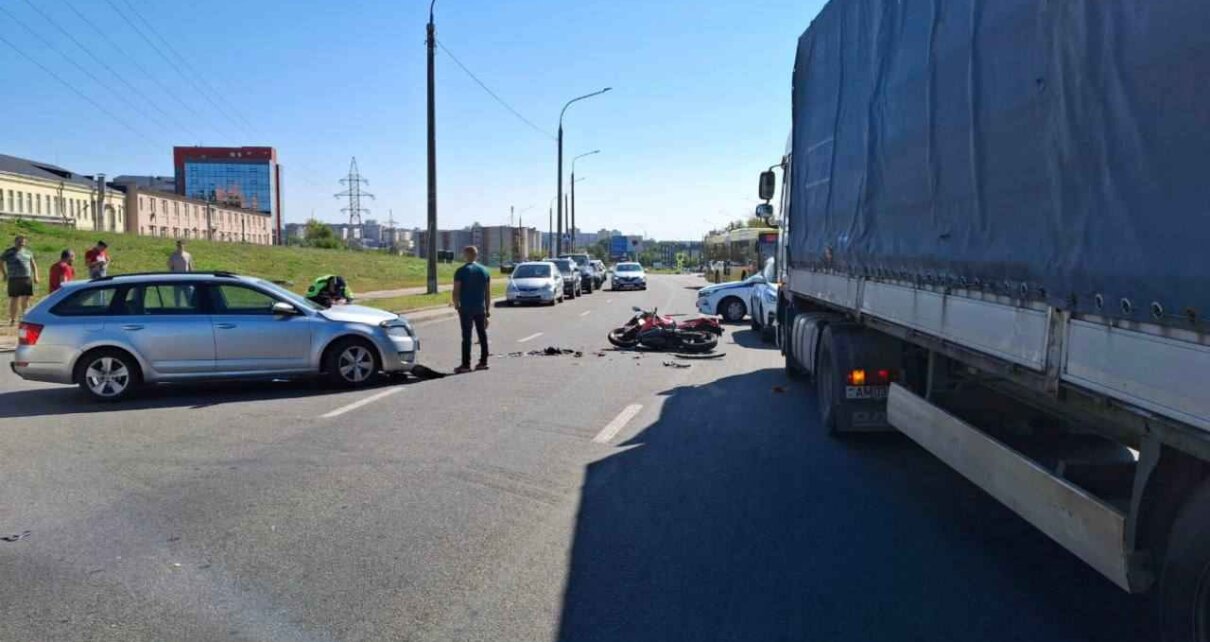 На Тростенецкой авария с мотоциклом «Kawasaki»: пострадавшая в больнице