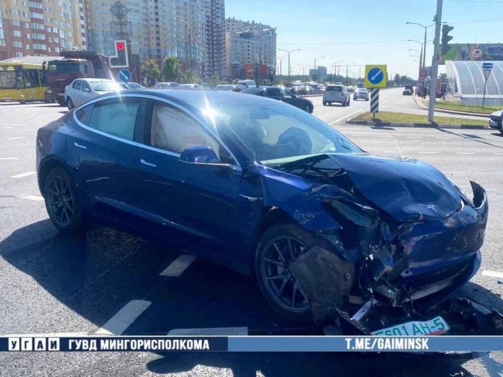 На Дзержинского Tesla врезалась в Toyota Land Cruiser (ВИДЕО)