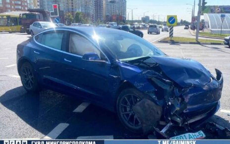 На Дзержинского Tesla врезалась в Toyota Land Cruiser (ВИДЕО)