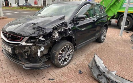 На Свердлова «Geely LC Cross» врезался в «Geely Coolray»