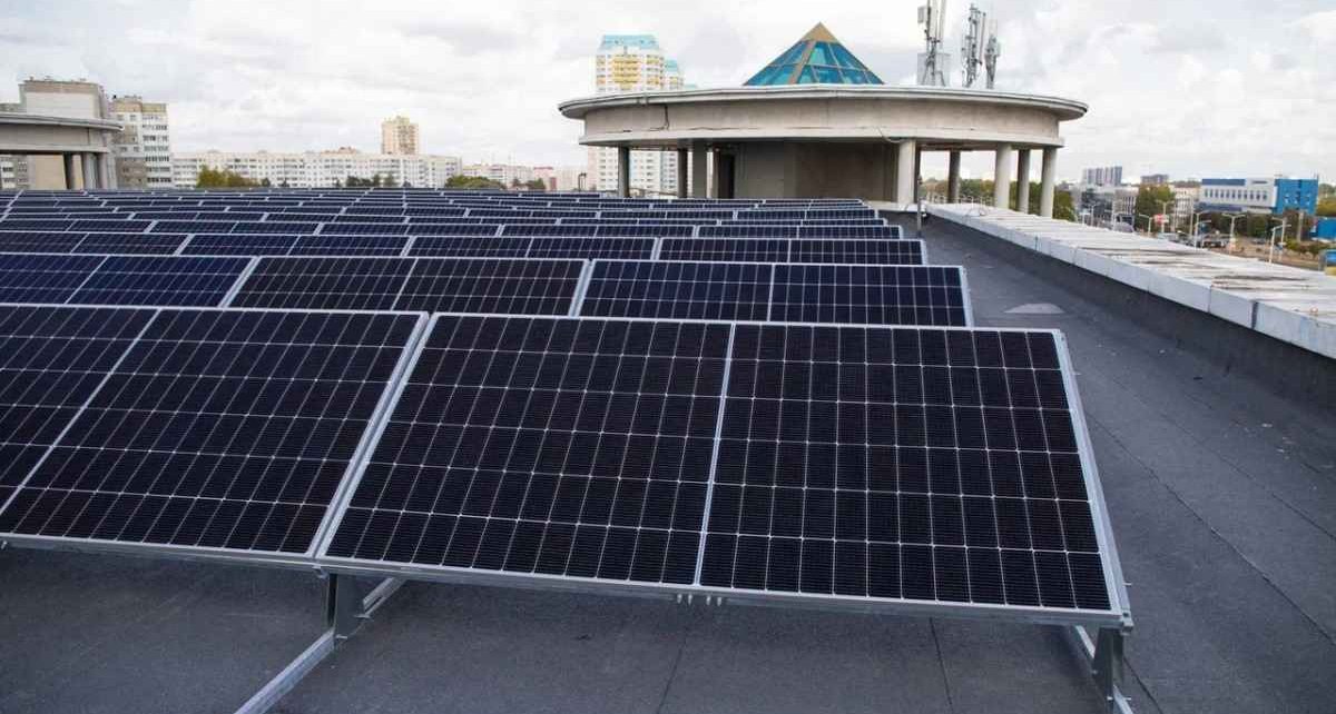 На крыше ТРЦ «Титан» в Минске запустили солнечную электростанцию