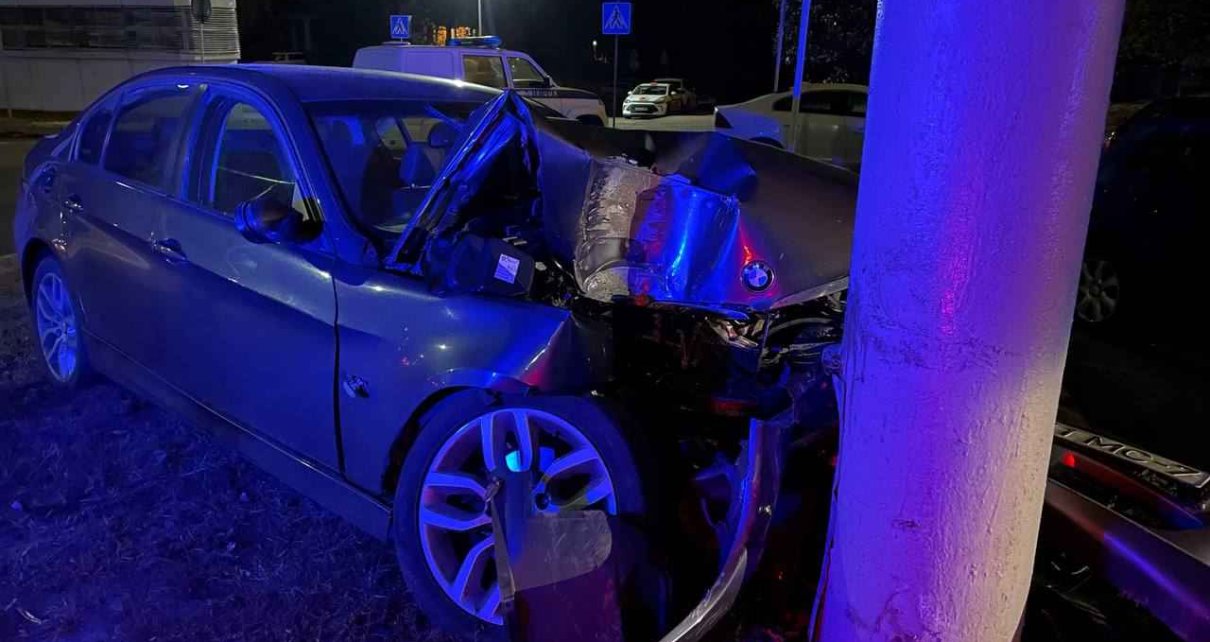 Водитель «BMW» врезался в столб на Партизанском проспекте