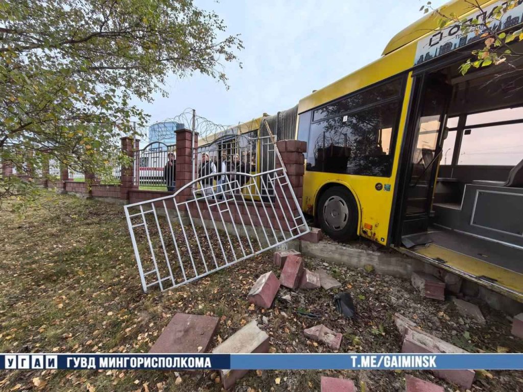На Дзержинского водитель автобуса врезался в забор