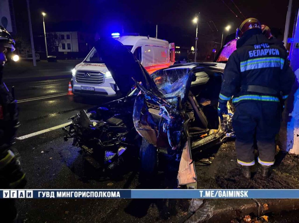 На Козлова водитель "BMW" врезался в столб (ВИДЕО АВАРИИ)