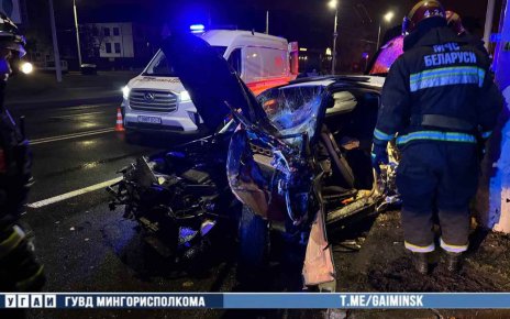 На Козлова водитель "BMW" врезался в столб (ВИДЕО АВАРИИ)