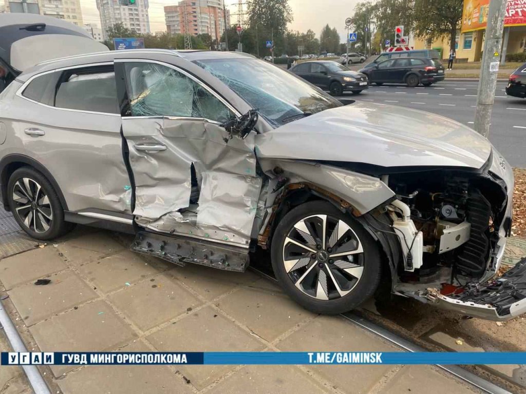 На Логойском тракте трамвай врезался в легковушку