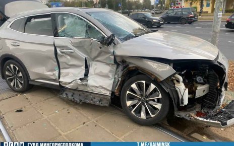 На Логойском тракте трамвай врезался в легковушку