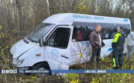 В Дзержинском районе авария с маршруткой: водитель отвлекся и врезался в знак