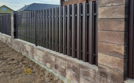 Металлический штакетник в 2025: как выбрать и рассчитать забор — виды, монтаж, стоимость и типичные ошибки