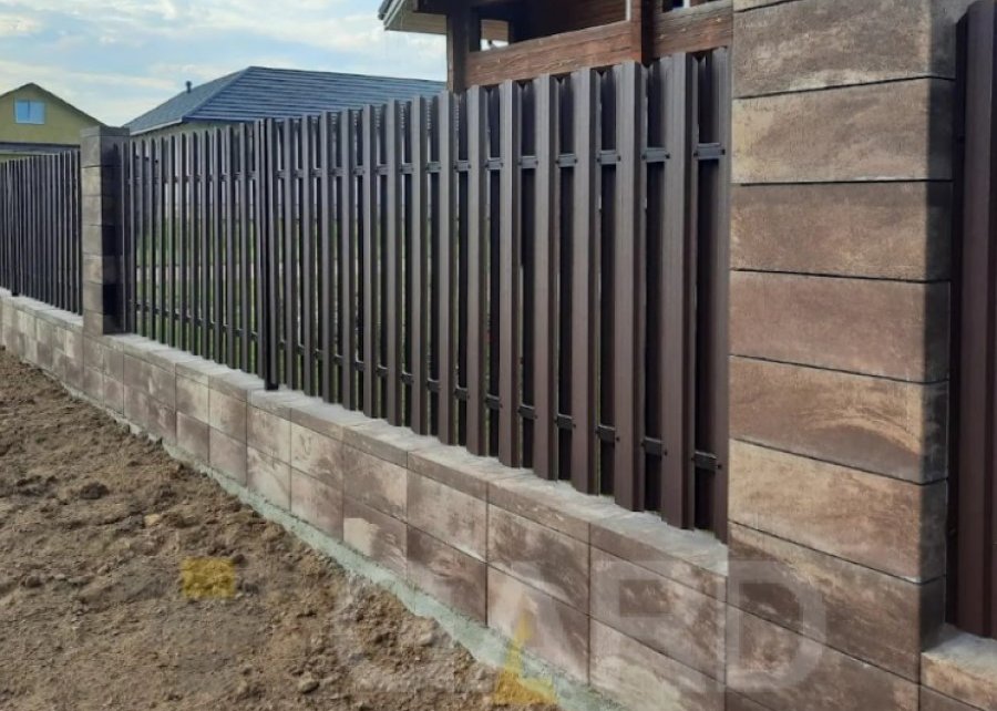 Металлический штакетник в 2025: как выбрать и рассчитать забор — виды, монтаж, стоимость и типичные ошибки