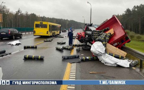 На МКАД автобус врезался в трактор