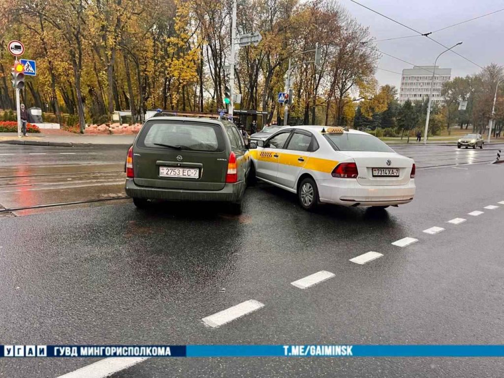 На перекресте с Долгобродской таксист устроил аварию (ВИДЕО)