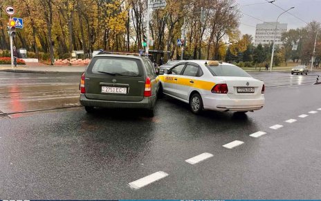 На перекресте с Долгобродской таксист устроил аварию (ВИДЕО)