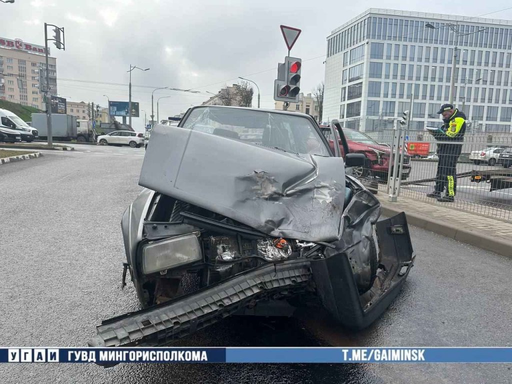 Поворот в запрещенном месте привел к аварии на улице Московской (ВИДЕО)