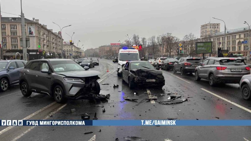 Лобовая авария на Независимости: водитель уснул за рулем