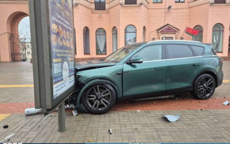 На Независимости водитель врезался в светофор и рекламный щит