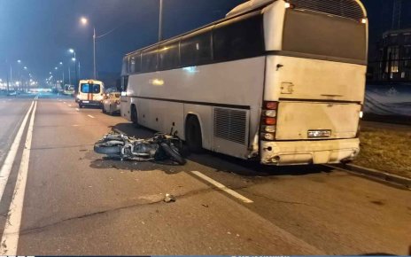 Мотоциклист врезался в стоящий автобус на Партизанском проспекте