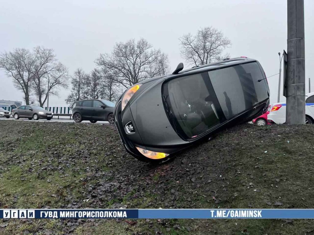 Утром на МКАД опрокинулся автомобиль (ВИДЕО)