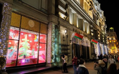 В ГУМе открыли новогоднюю витрину из арт-объектов. Смотрите, как красиво