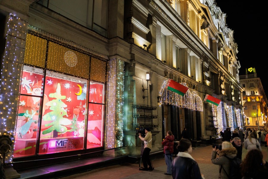 В ГУМе открыли новогоднюю витрину из арт-объектов. Смотрите, как красиво