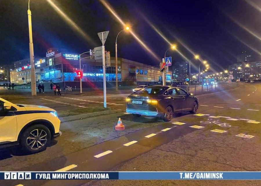 Водитель проехал на красный и сбил самокатчицу на пересечении улиц Голубка и Колесникова (ВИДЕО)