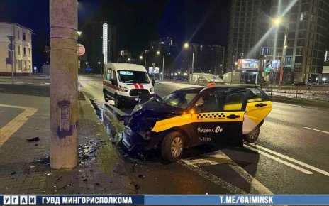 Таксист потерял сознание и врезался в столб на перекресте Брилевской и Аэродромной
