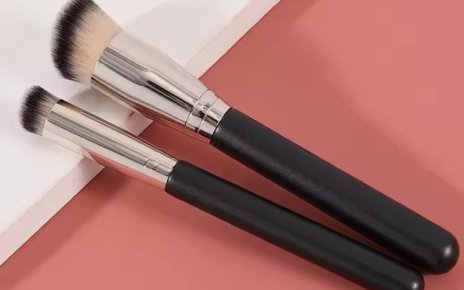 Чем лучше наносить тональный крем: кистью или спонжем?