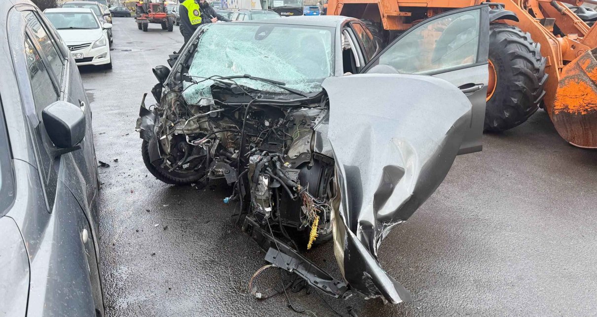 На Партизанском проспекте ДТП: водитель врезался в столб