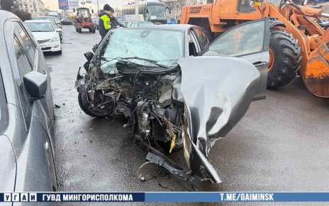 На Партизанском проспекте ДТП: водитель врезался в столб