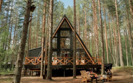 Дом у озера, «сталинка» и A-фрейм. Куфар назвал трендовое посуточное жилье