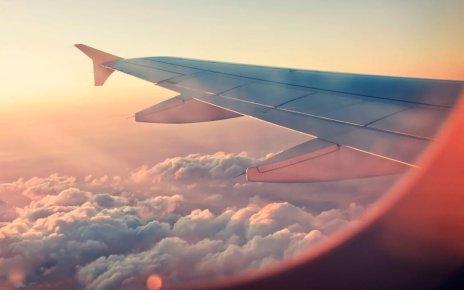 В самолетах новые правила: как использовать пауэрбэнки и гаджеты на борту