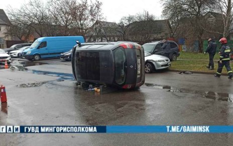 На улице Связистов опрокинулся автомобиль из-за невнимательности водителя