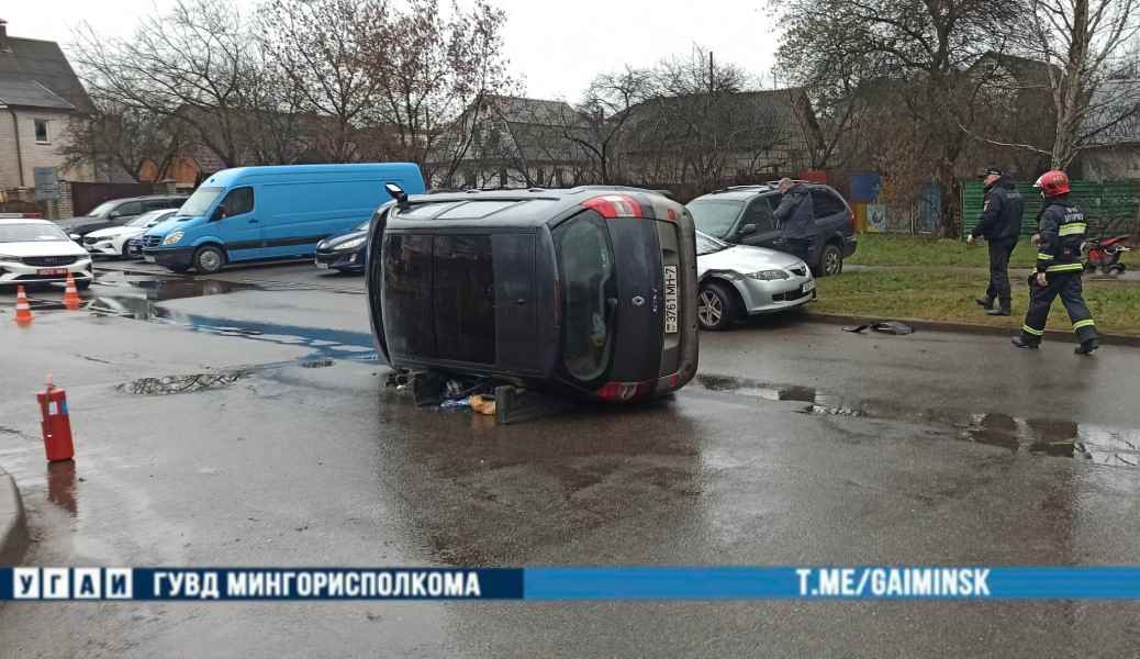 На улице Связистов опрокинулся автомобиль из-за невнимательности водителя