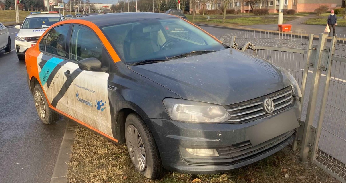 На Рокоссовского каршеринг попал в аварию