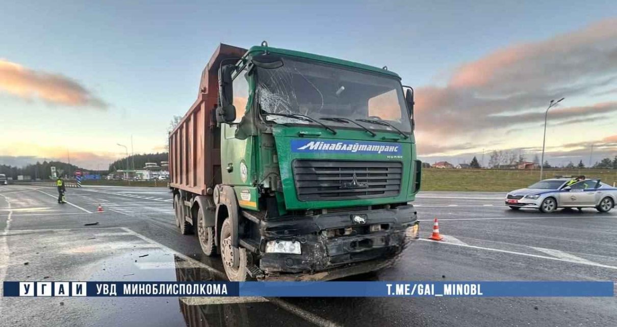 В Минском районе МАЗ столкнулся с микроавтобусом: пострадали четыре человека