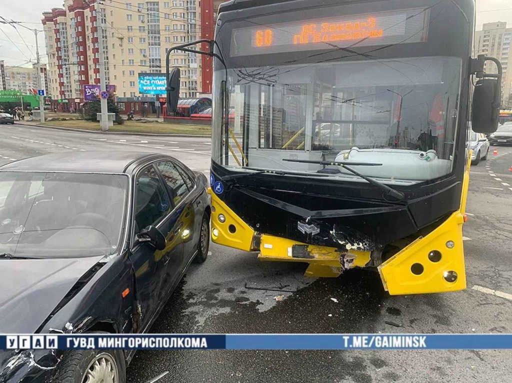На Каменной горке бесправник проехал на красный и врезался в автобус