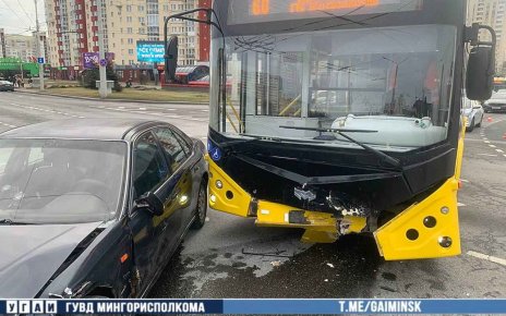 На Каменной горке бесправник проехал на красный и врезался в автобус